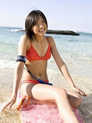 Gorgeous gravure idol having fun at the beach in a bikini